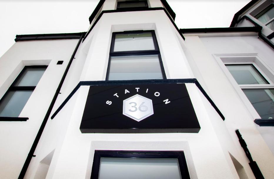 Station 36 Hotel Портстюърт Екстериор снимка