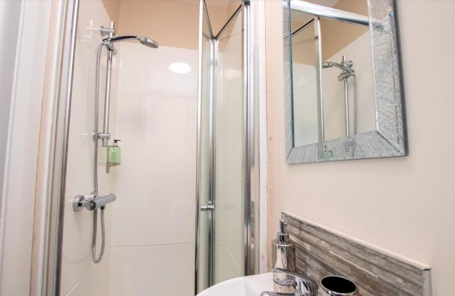 Station 36 Hotel Портстюърт Екстериор снимка